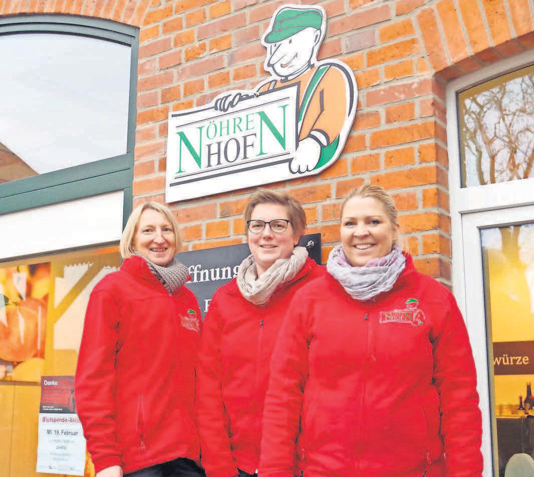 Friederike Nöhre (von links) mit ihren Mitarbeiterinnen im Hofladen, Andrea Jost und Jasmin Warnecke. Friederike Nöhre (von links) mit ihren Mitarbeiterinnen im Hofladen, Andrea Jost und Jasmin Warnecke.