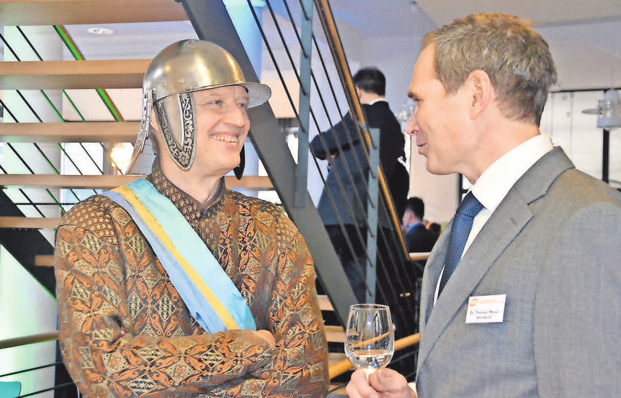 HGS-Vorstand Dr. Thomas Meyer im Gespräch mit Reitergeneral Obentraut. HGS-Vorstand Dr. Thomas Meyer im Gespräch mit Reitergeneral Obentraut.