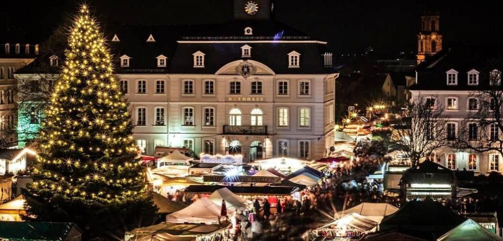 Der Alt-Saarbrücker Weihnachtsmarkt findet am ersten Adventswochenende rund um das Saarbrücker Schloss statt. Foto: Stadt Saarbrücken Der Alt-Saarbrücker Weihnachtsmarkt findet am ersten Adventswochenende rund um das Saarbrücker Schloss statt. Foto: Stadt Saarbrücken