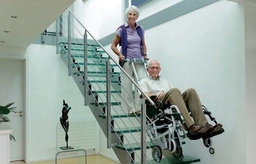 Der mobile Treppensteiger scalamobil wird bei Bedarf an den Rollstuhl angedockt und erlaubt ohne Kraftaufwand das Überwinden von Treppen aller Art. Bild: Alber Der mobile Treppensteiger scalamobil wird bei Bedarf an den Rollstuhl angedockt und erlaubt ohne Kraftaufwand das Überwinden von Treppen aller Art. Bild: Alber