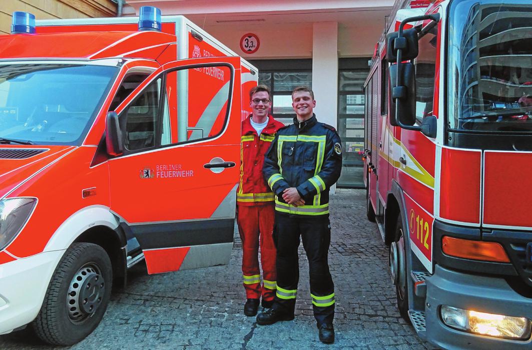 Patrick Göhler (l.) und Milan Uebigau machen gerade eine Ausbildung bei der Feuerwehr. FOTO: SIMONE JACOBIUS Patrick Göhler (l.) und Milan Uebigau machen gerade eine Ausbildung bei der Feuerwehr. FOTO: SIMONE JACOBIUS