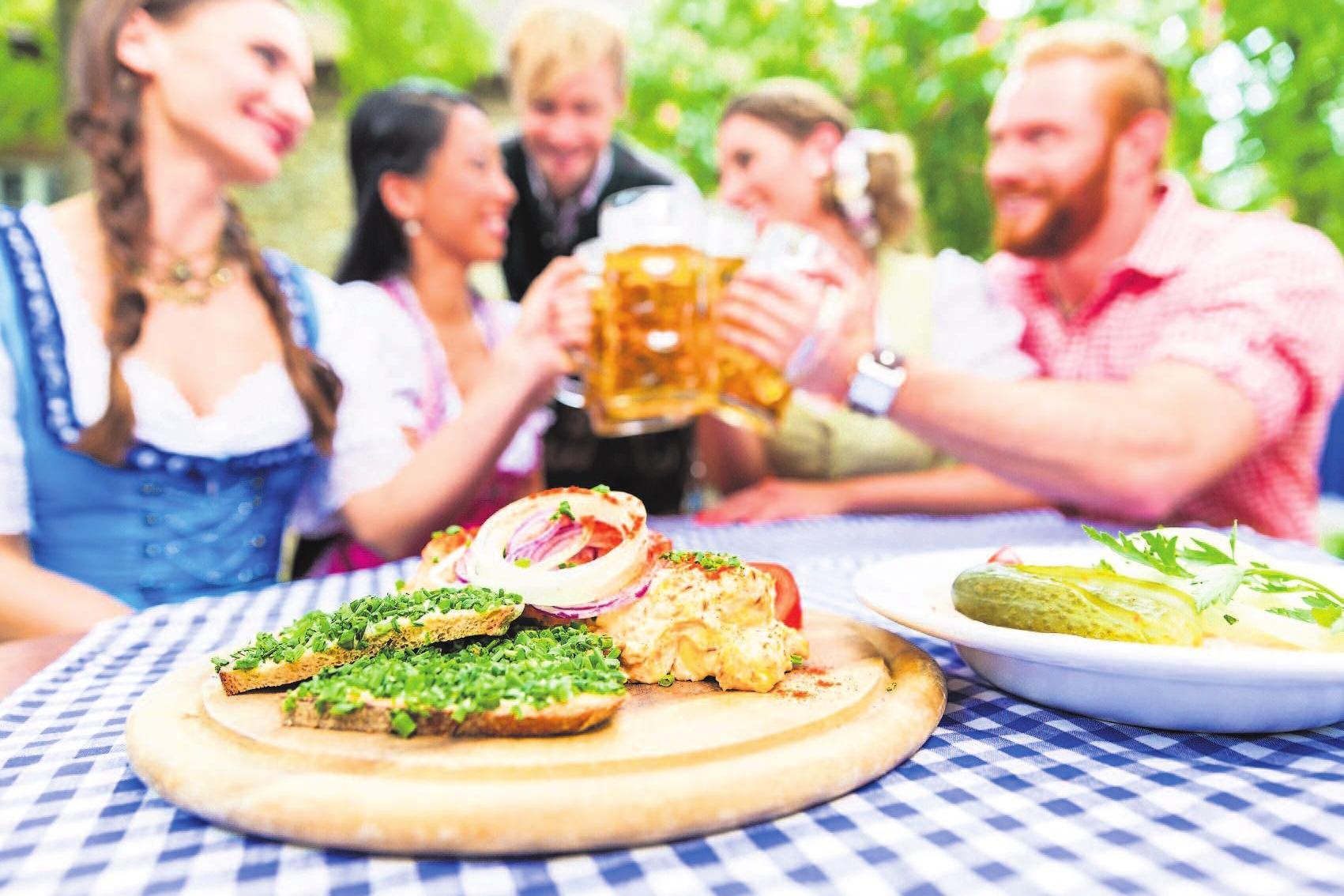 In geselliger Runde lässt sicher der Feierabend im Biergarten mit einer guten Brotzeit genießen.Foto: Adobe Stock/Kzenon In geselliger Runde lässt sicher der Feierabend im Biergarten mit einer guten Brotzeit genießen.Foto: Adobe Stock/Kzenon