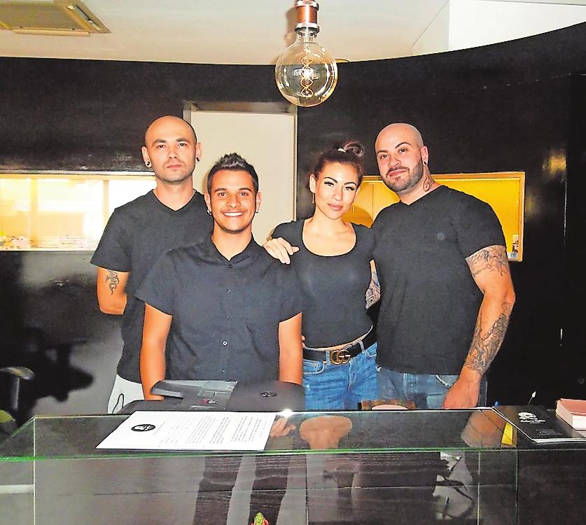 Das Team des Sakura Tattoo-Studios (von links): die Tätowierer Sebastian und Nino sowie Kosmetikerin Marielle Münch und Chef Samir Jakabli. FOTO: KÖHLER Das Team des Sakura Tattoo-Studios (von links): die Tätowierer Sebastian und Nino sowie Kosmetikerin Marielle Münch und Chef Samir Jakabli. FOTO: KÖHLER