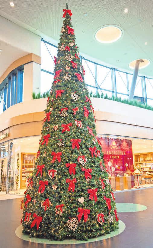 Die Mall des LUV Shopping präsentiert sich festlich geschmückt. Die Mall des LUV Shopping präsentiert sich festlich geschmückt.