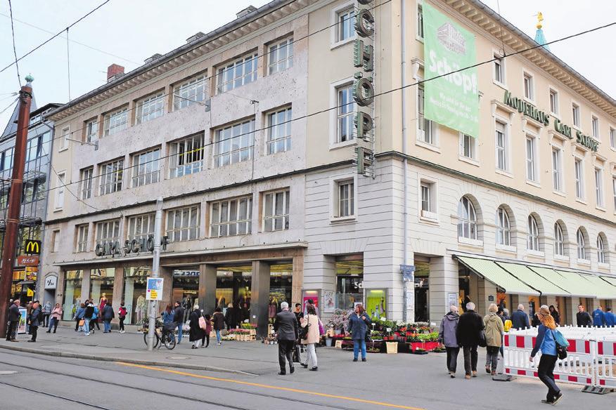 Kunden werden im Modehaus Schöpf von erfahrenem Fachpersonal beraten. Foto: tkn Kunden werden im Modehaus Schöpf von erfahrenem Fachpersonal beraten. Foto: tkn