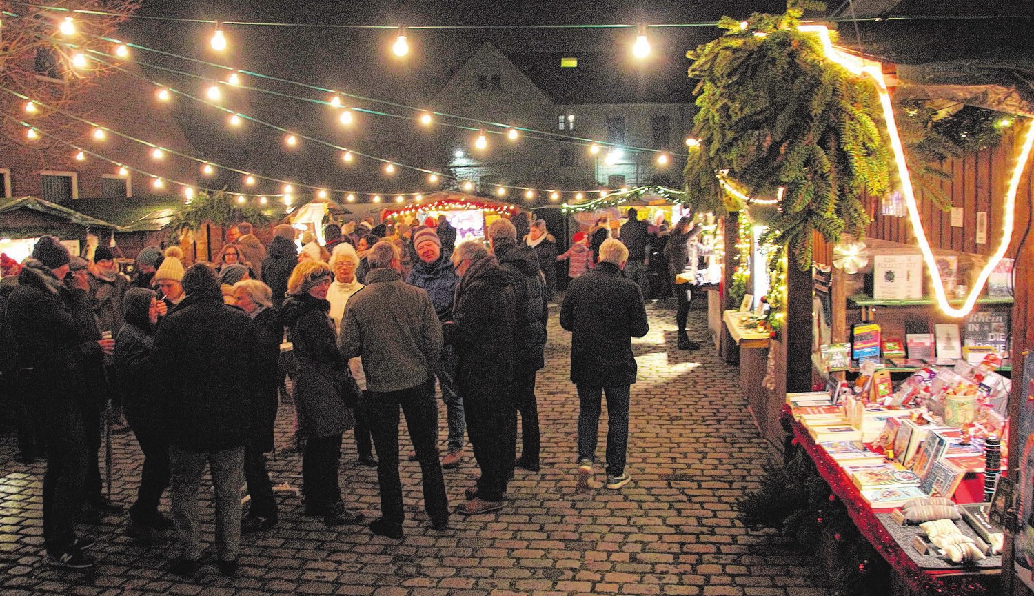 Lichterglanz verzaubert das Publikum beim Weihnachtsmarkt in Weiß. Foto: Broch/ Archiv Lichterglanz verzaubert das Publikum beim Weihnachtsmarkt in Weiß. Foto: Broch/ Archiv
