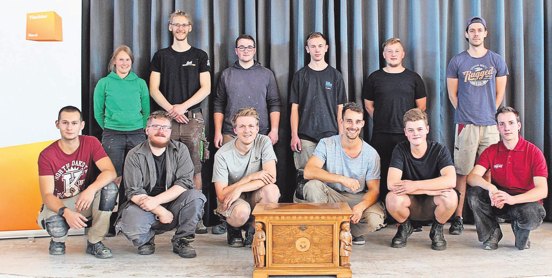 Zwölf der insgesamt 14 neuen Gesellen der Tischlerinnung Ostholstein. Foto: Markus Billhardt Zwölf der insgesamt 14 neuen Gesellen der Tischlerinnung Ostholstein. Foto: Markus Billhardt