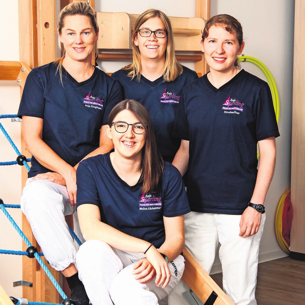 Im neuen Umfeld: Anja Sperling (Mitte, stehend) und ihr Team. Fotos: z Im neuen Umfeld: Anja Sperling (Mitte, stehend) und ihr Team. Fotos: z