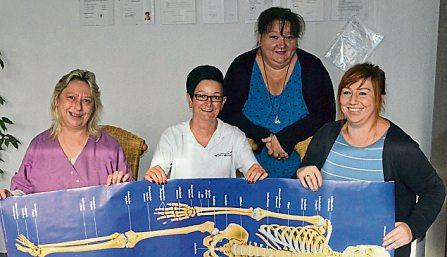 Chefin Melissa Müller (stehend) und drei ihrer Mitarbeiterinnen des Pflege- und Betreuungsteams. FOTO: LABITZKE Chefin Melissa Müller (stehend) und drei ihrer Mitarbeiterinnen des Pflege- und Betreuungsteams. FOTO: LABITZKE
