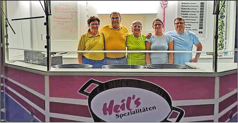 Stabswechsel: Ulrike und Hans-Jürgen Heil (links) übergeben die Verantwortung an Dorota Duda und Uwe Fischer (rechts), in der Mitte Mitarbeiterin Gertrud Hönig. FOTO: FISCHER/FREI Stabswechsel: Ulrike und Hans-Jürgen Heil (links) übergeben die Verantwortung an Dorota Duda und Uwe Fischer (rechts), in der Mitte Mitarbeiterin Gertrud Hönig. FOTO: FISCHER/FREI