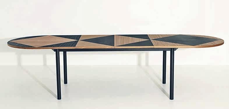 Tisch Tavla aus Nussholz betört durch Einlegemuster, die an einen Spieltisch erinnern. Erhältlich in drei Varianten, entworfen von Pool für Petit Friture. Foto: Hersteller