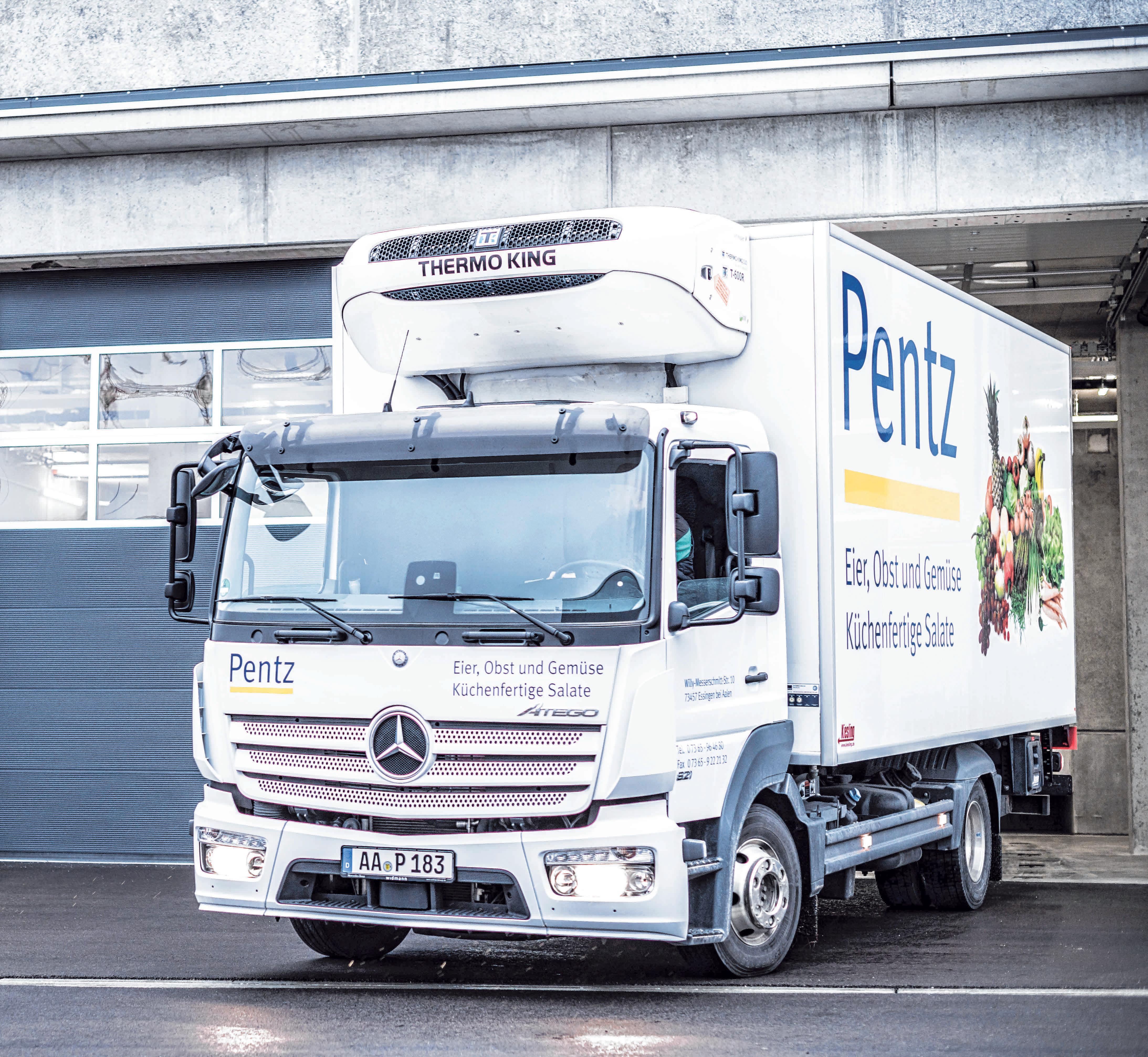 Lastkraftwagen der Firma Pentz transportieren die frische Ware der Lieferanten zur neuen Produktionsstätte. Die gute Anbindung zur Bundesstraßeist ein großer Vorteil des neuen Standorts. Lastkraftwagen der Firma Pentz transportieren die frische Ware der Lieferanten zur neuen Produktionsstätte. Die gute Anbindung zur Bundesstraßeist ein großer Vorteil des neuen Standorts.