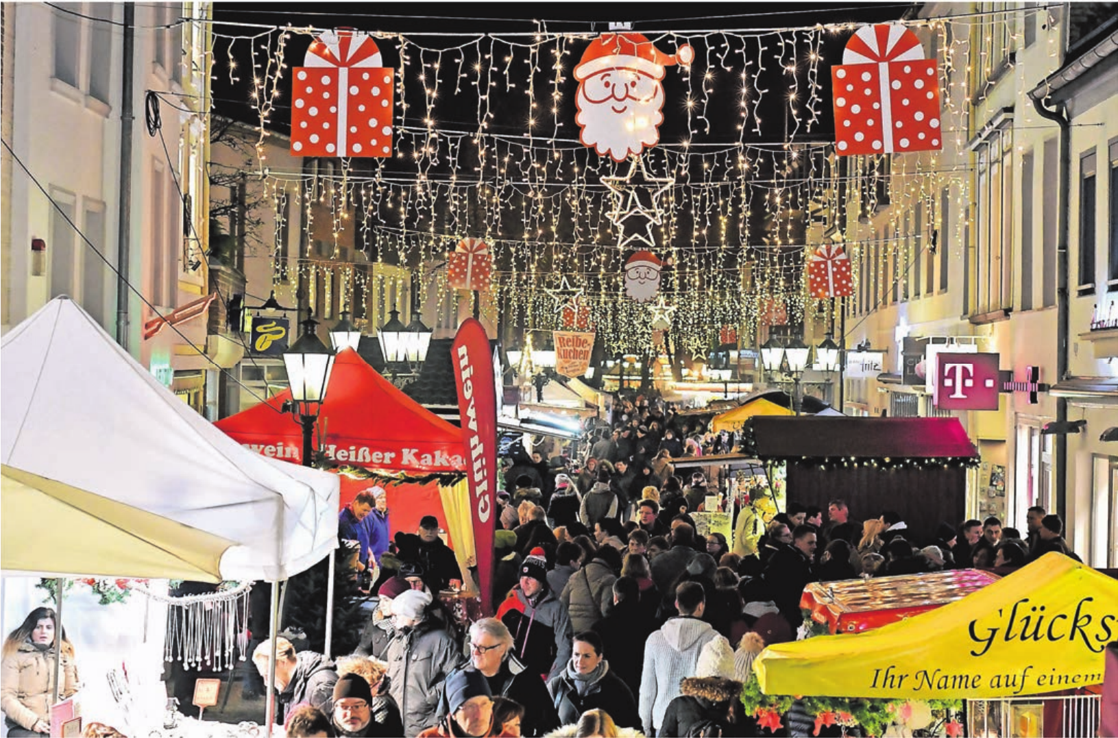Ein Höhepunkt auf dem Markt der Sterne wird der Besuch des Nikolaus sein, der mit einer Kutsche durch Kempen ziehen wird. Er besucht am zweiten Adventswochenende die Kempener Altstadt und verteilt kleine Leckereien an die Kinder. Ein Höhepunkt auf dem Markt der Sterne wird der Besuch des Nikolaus sein, der mit einer Kutsche durch Kempen ziehen wird. Er besucht am zweiten Adventswochenende die Kempener Altstadt und verteilt kleine Leckereien an die Kinder.