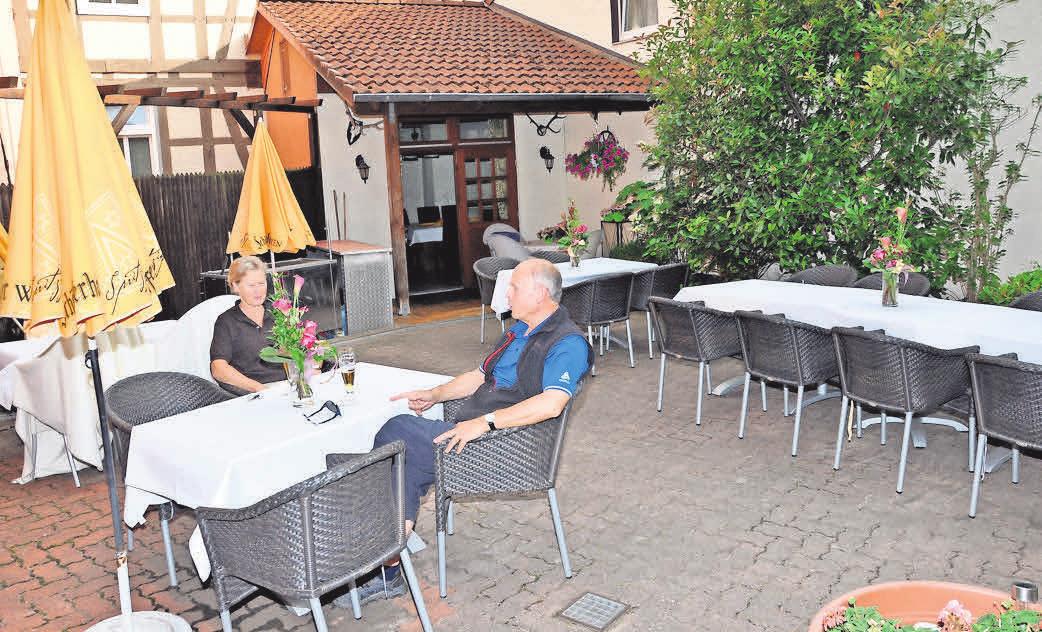 Im Frühjahr, Sommer und Herbst können Gäste im Biergarten verweilen. Im Frühjahr, Sommer und Herbst können Gäste im Biergarten verweilen.