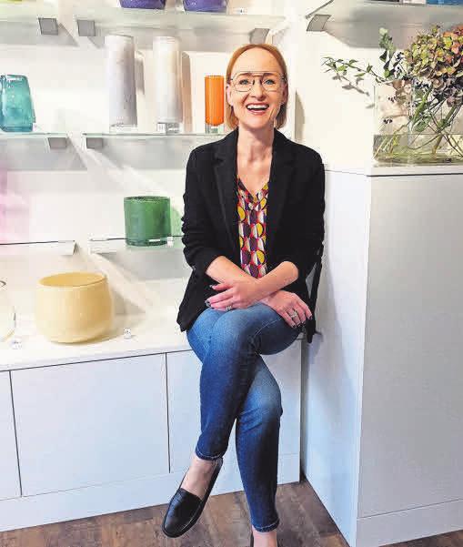 Augenoptiker-Meisterin Silke Virkus hat für ihre Kunden diese tollen „Henry Dean“-Vasen entdeckt. Foto: Hoffmann Augenoptiker-Meisterin Silke Virkus hat für ihre Kunden diese tollen „Henry Dean“-Vasen entdeckt. Foto: Hoffmann