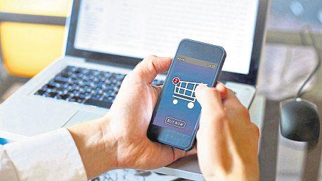 Bestellen Sie ihre Waren im Online-Shop Ihrer lokalen Händler und lassen sie sich liefern oder holen Sie sie kontaktlos ab. Foto: ©Song_about_summer – stock.adobe.com Bestellen Sie ihre Waren im Online-Shop Ihrer lokalen Händler und lassen sie sich liefern oder holen Sie sie kontaktlos ab. Foto: ©Song_about_summer – stock.adobe.com
