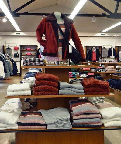 Kuscheliges ist auch perfekt zum Verschenken – schicke Jacken und Pulis für die Winterzeit Foto: Bieber