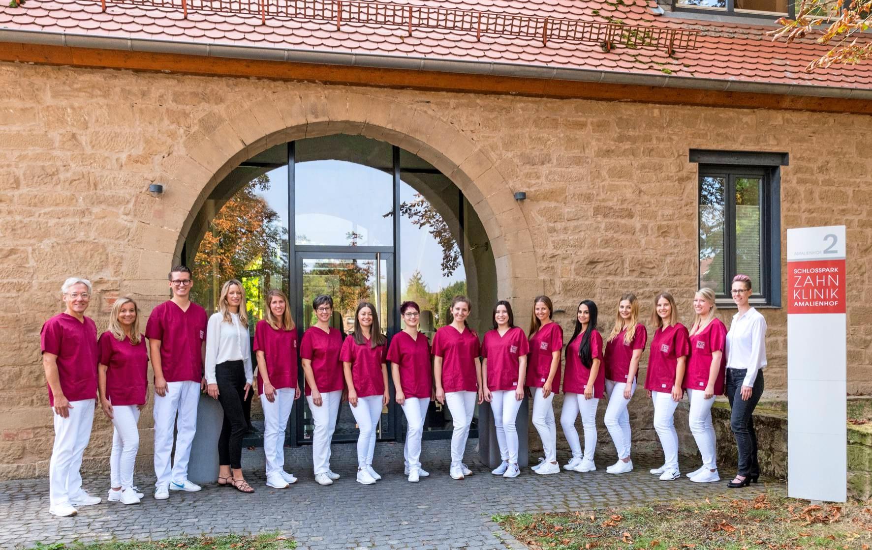 Dr. Guido Köhver (links), das Zahnärzteteam und alle Angestellten sind ein wesentlicher Teil der Erfolgsgeschichte der Schlosspark-Zahnklinik. Fotos: Archiv/privat Dr. Guido Köhver (links), das Zahnärzteteam und alle Angestellten sind ein wesentlicher Teil der Erfolgsgeschichte der Schlosspark-Zahnklinik. Fotos: Archiv/privat