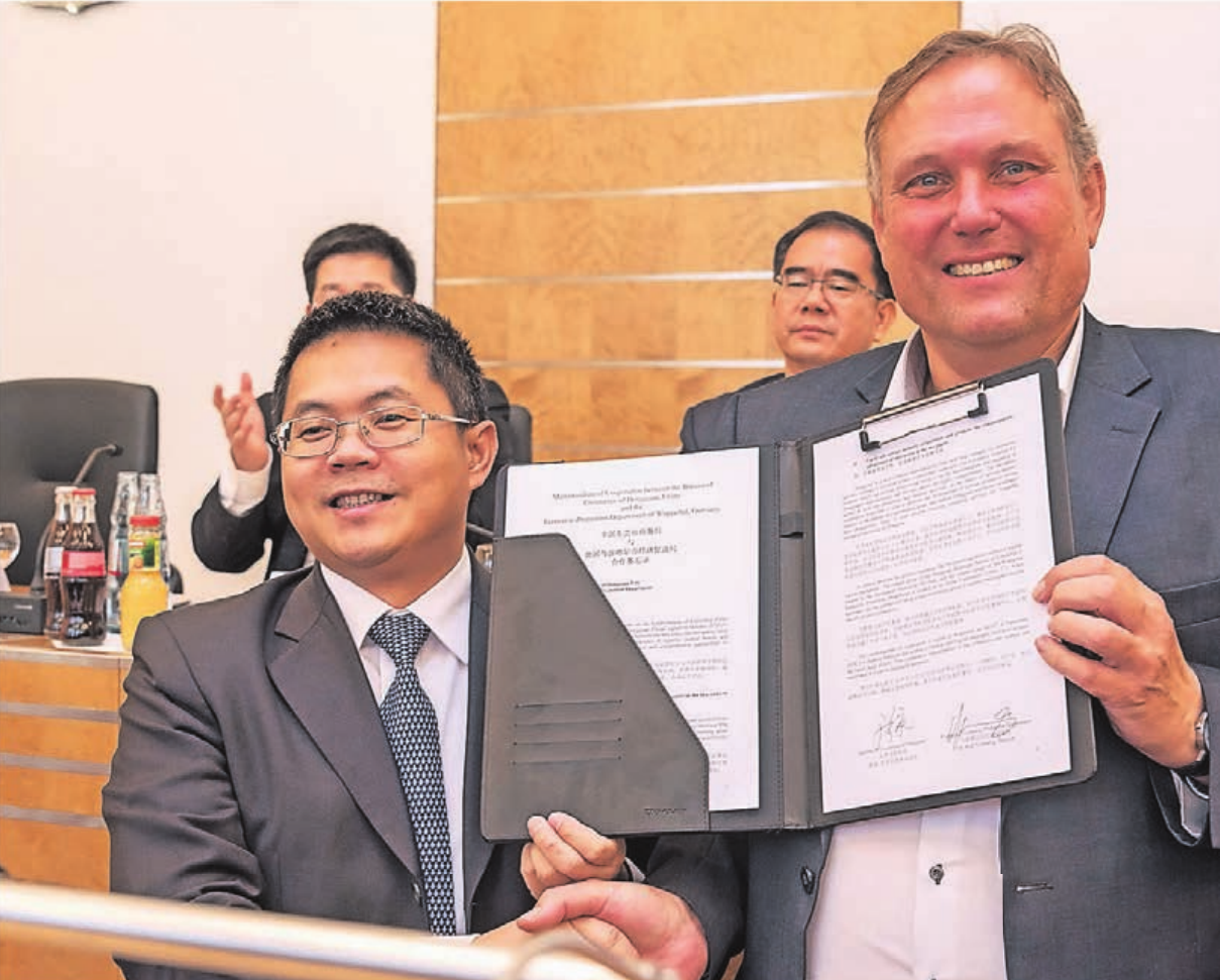 Die Wuppertaler Wirtschaftsförderung hat im vergangenen Jahr ein Kooperationsabkommen mit Dongguan geschlossen. Hier Dr. Cai vom dortigen Gewerbeamt sowie Dr. Rolf Volmerig, Leiter der Wuppertaler Wirtschaftsförderung Die Wuppertaler Wirtschaftsförderung hat im vergangenen Jahr ein Kooperationsabkommen mit Dongguan geschlossen. Hier Dr. Cai vom dortigen Gewerbeamt sowie Dr. Rolf Volmerig, Leiter der Wuppertaler Wirtschaftsförderung