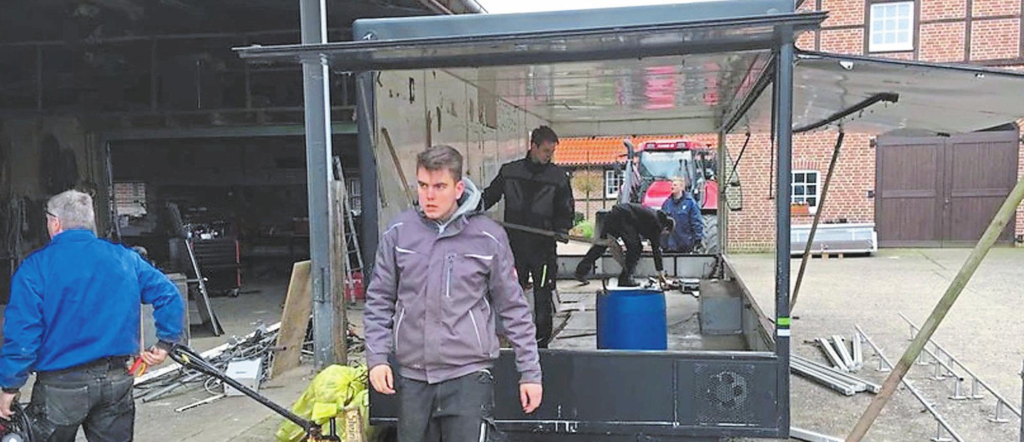 In über 200 Arbeitsstunden haben die Schützen einen alten Marktwagen in einen mobilen Schießstand verwandelt. Diesen wollen sie nicht nur selber nutzen, sondern auch verleihen. Foto: St. Sebastian Schützen In über 200 Arbeitsstunden haben die Schützen einen alten Marktwagen in einen mobilen Schießstand verwandelt. Diesen wollen sie nicht nur selber nutzen, sondern auch verleihen. Foto: St. Sebastian Schützen
