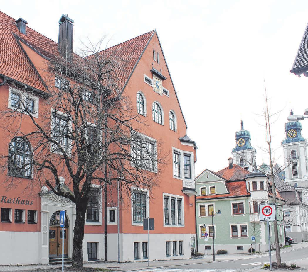 Blick auf das Rathaus und die Kirche St. Peter und Paul. Blick auf das Rathaus und die Kirche St. Peter und Paul.