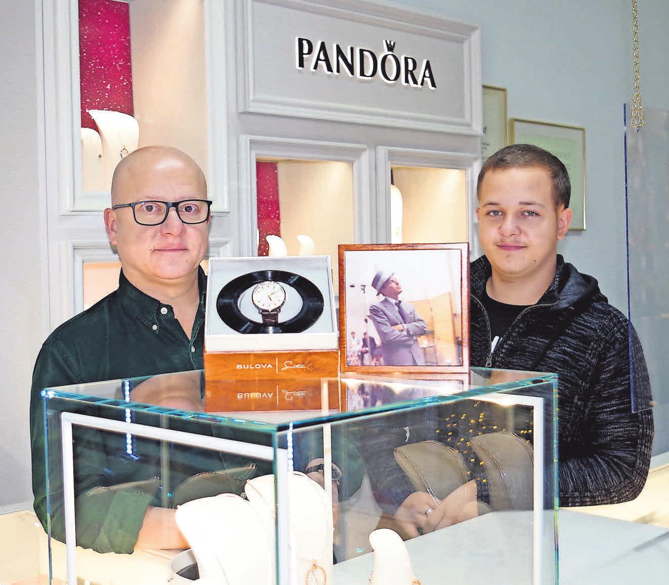Michael (links) und Daniel Graeber bieten passende Schmuckstücke zum Valentinstag in den Filialen in Isernhagen und im Einkaufszentrum Klein-Buchholz an. Michael (links) und Daniel Graeber bieten passende Schmuckstücke zum Valentinstag in den Filialen in Isernhagen und im Einkaufszentrum Klein-Buchholz an.