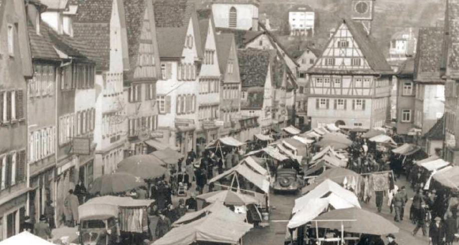 Das Foto zeigt das Treiben auf dem Matthias-Krämermarkt im Jahr 1951. Fotos: Stadtarchiv Künzelsau, Ute Böttinger Das Foto zeigt das Treiben auf dem Matthias-Krämermarkt im Jahr 1951. Fotos: Stadtarchiv Künzelsau, Ute Böttinger