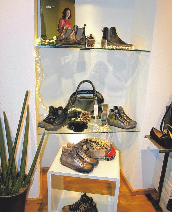 Schöne Winterschuhe finden modebewusste Damen im Schuhgeschäft Stiletto in großer Auswahl. Schöne Winterschuhe finden modebewusste Damen im Schuhgeschäft Stiletto in großer Auswahl.