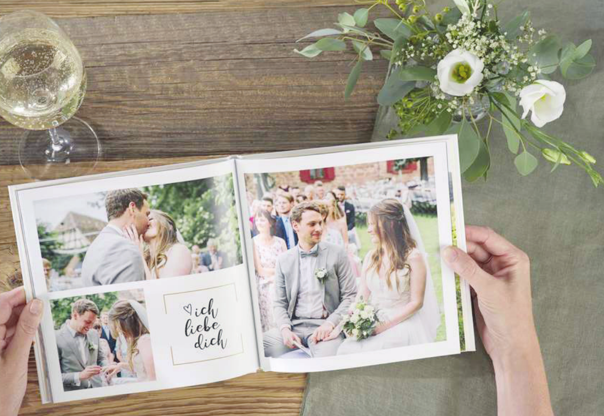Den schönsten Tag im Leben für immer festhalten: Ein Fotobuch ist eine Erinnerung, die man immer wieder gern in Händen hält – für das Brautpaar selbst ebenso wie für Familie und enge Freunde Foto: djd/www.cewe.de