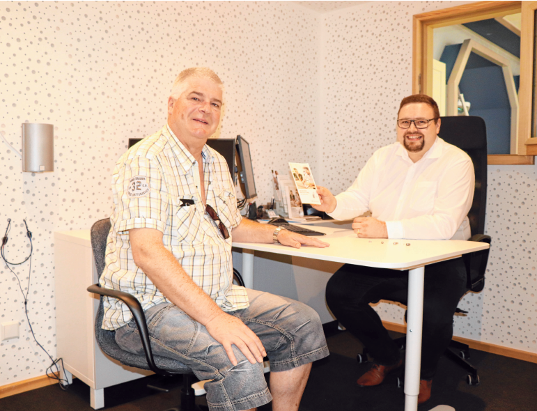 Hörakustik-Meister Jonas Pabst führt ein Kundengespräch im schallgedämmten Raum. FOTOS: NICOLE MÖLLENBROCK Hörakustik-Meister Jonas Pabst führt ein Kundengespräch im schallgedämmten Raum. FOTOS: NICOLE MÖLLENBROCK