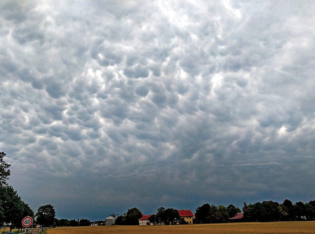 Das nächste Unwetter kommt sicher. Aber wie sicher ist das Dach davor? Bild: Dachdeckerhandwerk BW