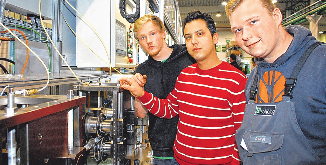 Die Auszubildenden Kevin Grevesmühl, Hamid Khavari und Christoph Landt an einer Rohrschweißmaschine (v.li.). FOTO: THA Die Auszubildenden Kevin Grevesmühl, Hamid Khavari und Christoph Landt an einer Rohrschweißmaschine (v.li.). FOTO: THA