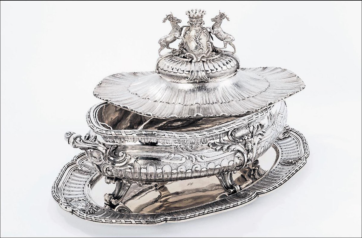 Grande soupière en argent massif par Gustave Odiot – Paris 1880 – l.: 54 cm – poids: 8.306 g. Rosat Antiques Fine Silver – Paris