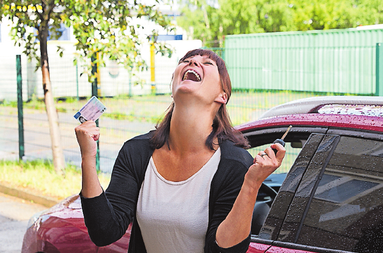 Die Führerscheinprüfung ist bestanden: Der Jubel kennt keine Grenzen. FOTO: STOCK.ADOBE.COM/SENTELLO Die Führerscheinprüfung ist bestanden: Der Jubel kennt keine Grenzen. FOTO: STOCK.ADOBE.COM/SENTELLO