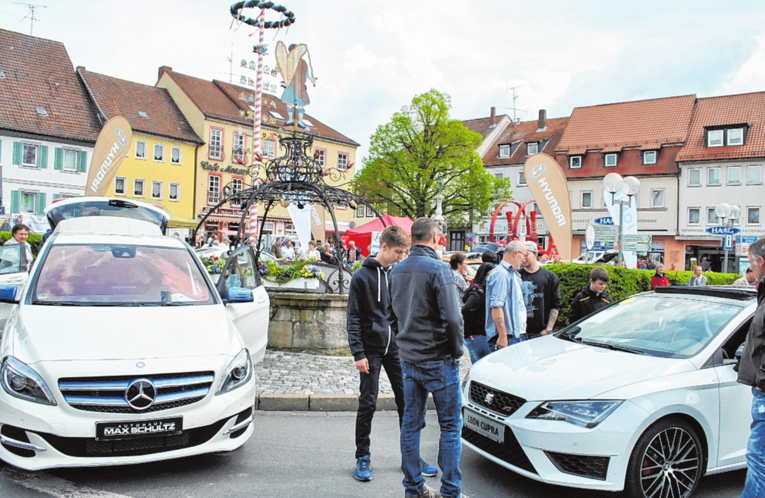 Ansässige Autofirmen präsentieren die neuesten Modelle ihres Fabrikates auf dem Marktplatz. FOTOS: REGINA VOSSENKAUL Ansässige Autofirmen präsentieren die neuesten Modelle ihres Fabrikates auf dem Marktplatz. FOTOS: REGINA VOSSENKAUL