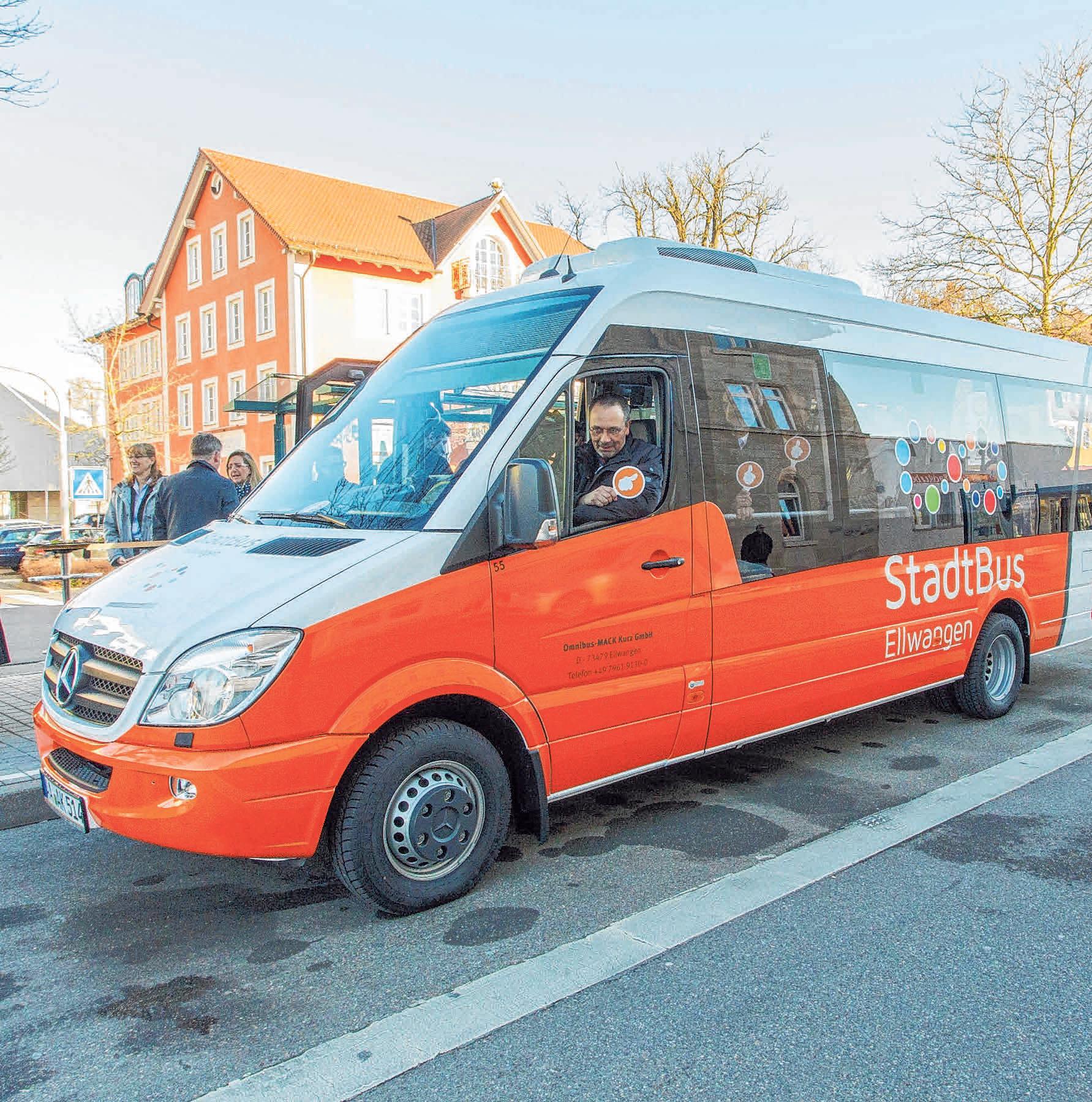Der Stadtbus fährt zum Markt. Der Stadtbus fährt zum Markt.