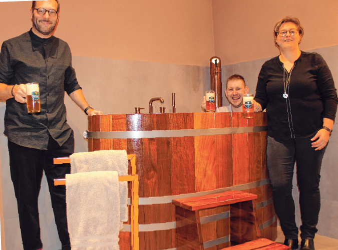 Stefan Karrer (v. li.), Petra Eisenhöfer mit Sohn Patrick im Kißlegger Bierbad Stefan Karrer (v. li.), Petra Eisenhöfer mit Sohn Patrick im Kißlegger Bierbad