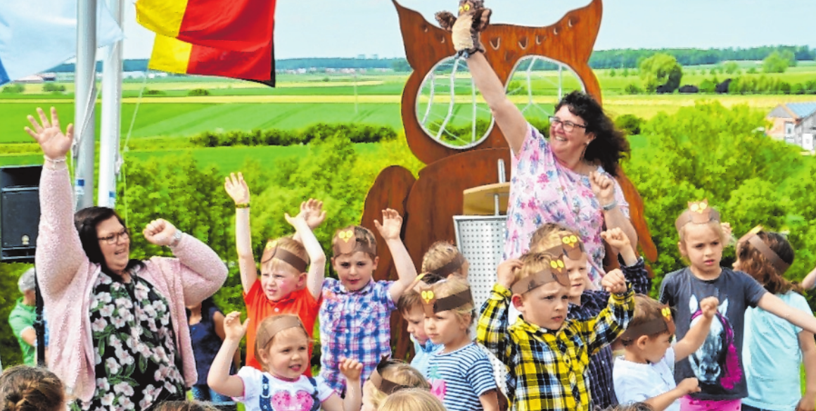 Rund um die neu aufgestellte Eule am Eulenberg führen die Wege beim Zeilitzheimer Weinwandertag. Das Monument in idyllischer Umgebung gefällt den Kindern. FOTO: LAURA DORSCH Rund um die neu aufgestellte Eule am Eulenberg führen die Wege beim Zeilitzheimer Weinwandertag. Das Monument in idyllischer Umgebung gefällt den Kindern. FOTO: LAURA DORSCH