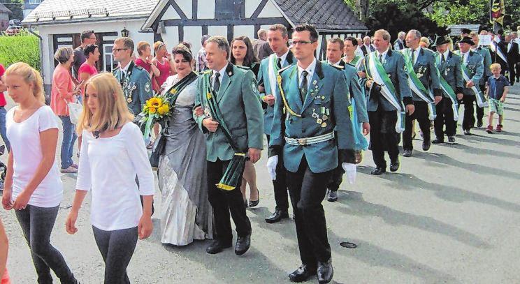 Am Samstagabend formiert sich der Festzug durch die Ortschaft: Insgesamt fünf Vereine werden durch den Spielmannszug Feudingen musikalisch unterstützt. Am Samstagabend formiert sich der Festzug durch die Ortschaft: Insgesamt fünf Vereine werden durch den Spielmannszug Feudingen musikalisch unterstützt.