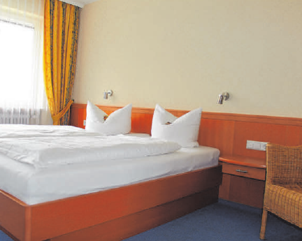 Vom Wohnzimmer aus gelangt man in eine kleine, gut ausgestattete Küche. Nebenan befindet sich ein separates Schlafzimmer mit einem weiteren Balkon und Zugang zum Bad. Vom Wohnzimmer aus gelangt man in eine kleine, gut ausgestattete Küche. Nebenan befindet sich ein separates Schlafzimmer mit einem weiteren Balkon und Zugang zum Bad.
