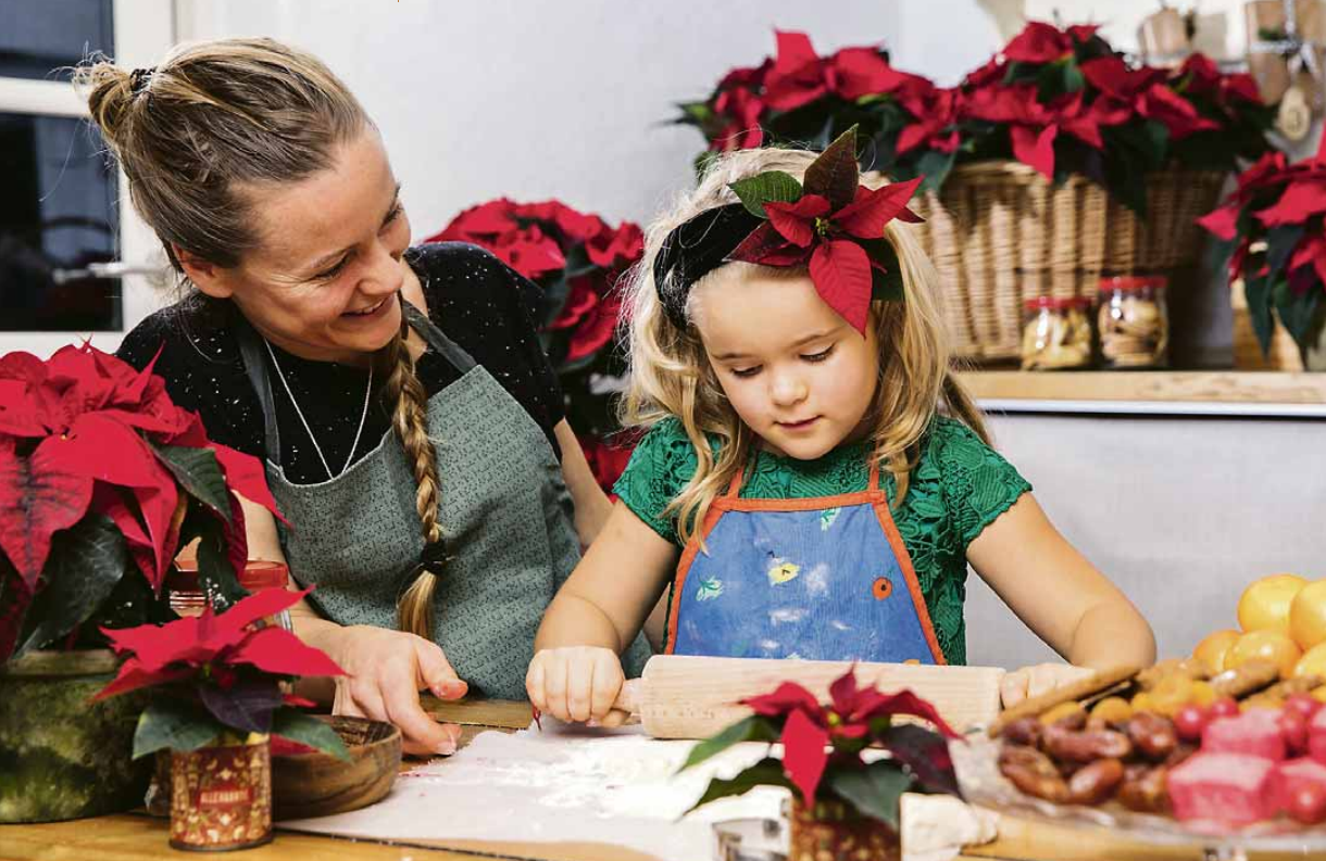 In der Weihnachtszeit hat gemeinsames Backen in vielen Familien Tradition. Wie wäre es zur Abwechslung mit köstlichen Plätzchen in Weihnachtssternoptik? Die nötige Inspiration kommt mit den prachtvollen Weihnachtssternpflanzen in der Umgebung von ganz allein. Foto: Stars for Europe In der Weihnachtszeit hat gemeinsames Backen in vielen Familien Tradition. Wie wäre es zur Abwechslung mit köstlichen Plätzchen in Weihnachtssternoptik? Die nötige Inspiration kommt mit den prachtvollen Weihnachtssternpflanzen in der Umgebung von ganz allein. Foto: Stars for Europe