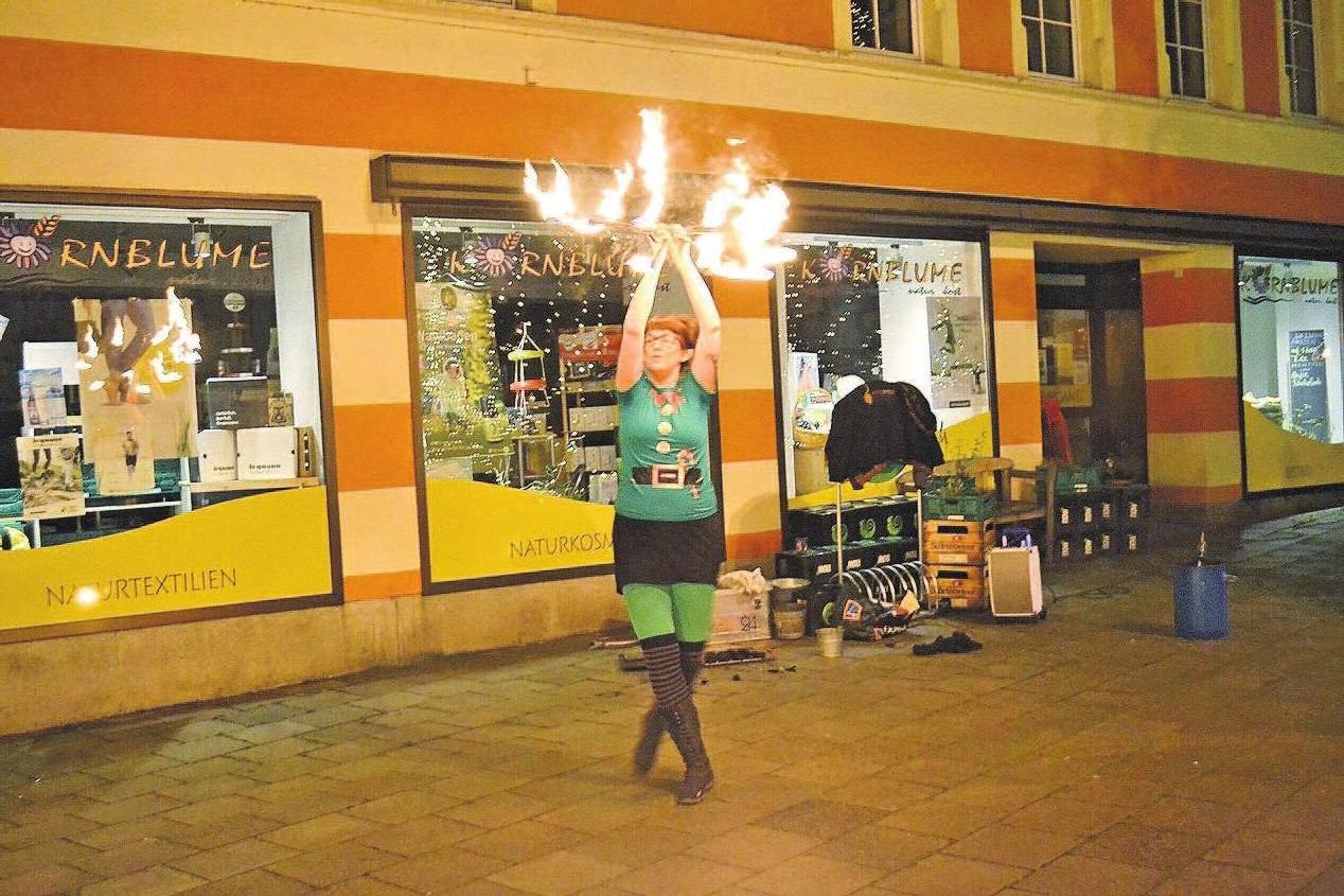 Auch das war Advent in Selb: Vor dem größten mit Porzellan geschmücktem Baum gab es eine Feuershow. Auch das war Advent in Selb: Vor dem größten mit Porzellan geschmücktem Baum gab es eine Feuershow.
