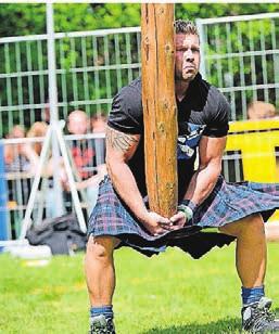 Starke Männer werfen Holz. Starke Männer werfen Holz.