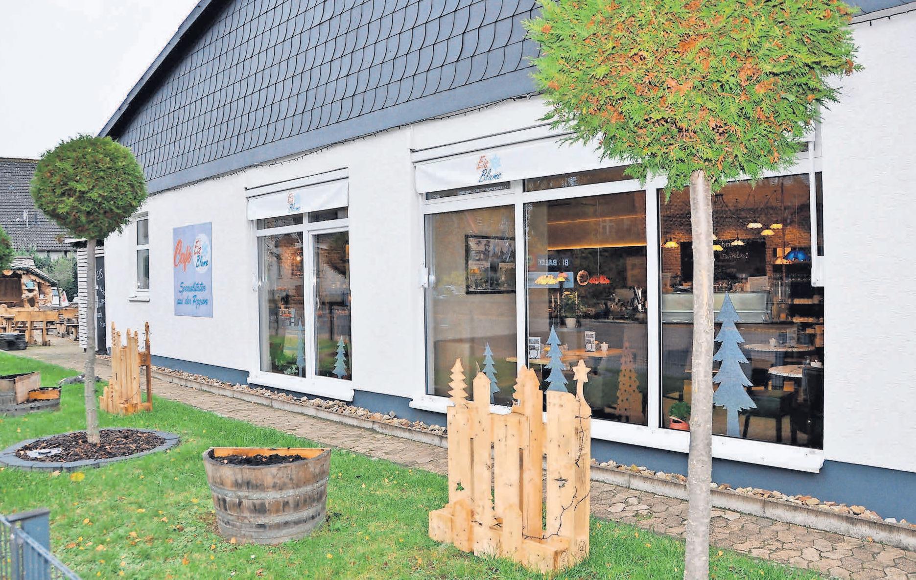 Das Café Eis Blume – direkt an der Hauptstraße in Pattensen-Schulenburg gelegen – hat sich zu einer ersten Adresse in der Region entwickelt. Das Café Eis Blume – direkt an der Hauptstraße in Pattensen-Schulenburg gelegen – hat sich zu einer ersten Adresse in der Region entwickelt.