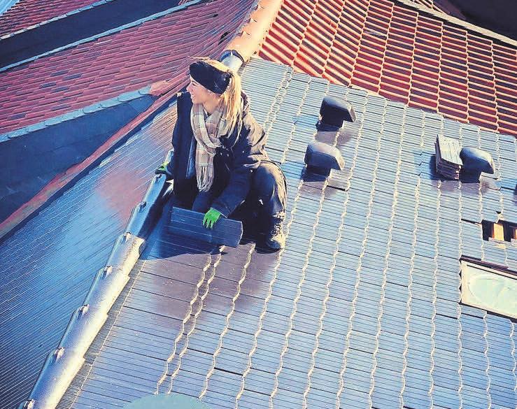 Dachdeckermeisterin und Firmenchefin Chiara Burgdorf bei der Arbeit auf dem Dach. Dachdeckermeisterin und Firmenchefin Chiara Burgdorf bei der Arbeit auf dem Dach.