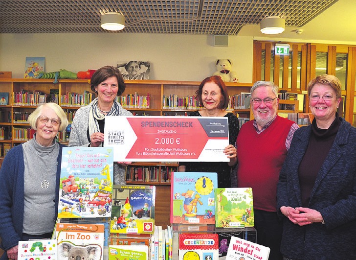 Bücher im Wert von 2.000 Euro spendete die Bibliotheksgesellschaft an die Kinder und Jugendbücherei im Aalto-Kulturhaus. Bücher im Wert von 2.000 Euro spendete die Bibliotheksgesellschaft an die Kinder und Jugendbücherei im Aalto-Kulturhaus.