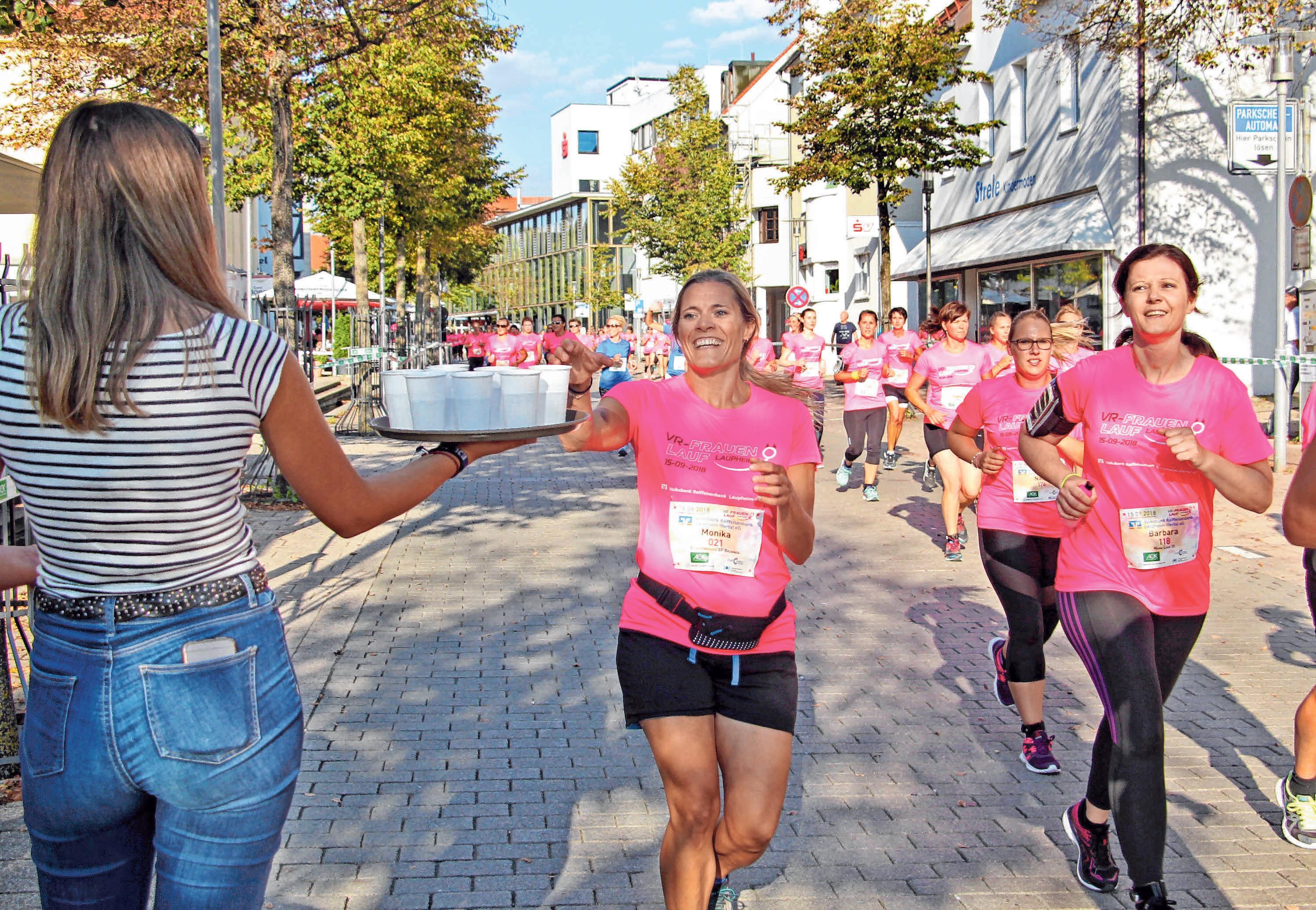 Für Erfrischungen unterwegs und am Ziel ist bestens gesorgt. FOTO: REINER SCHICK Für Erfrischungen unterwegs und am Ziel ist bestens gesorgt. FOTO: REINER SCHICK