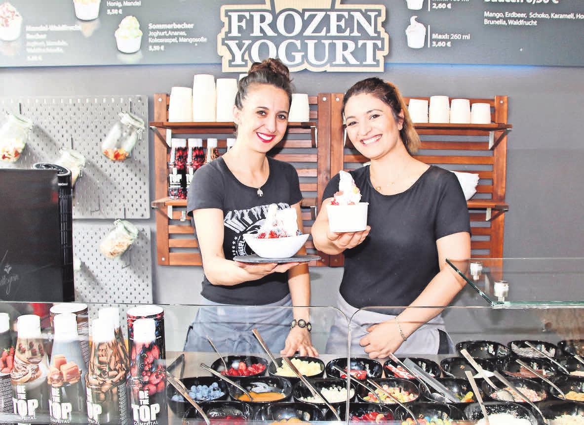Sevin Sünüm und Nilgin Düzgün verwöhnen ihre Gäste in der Feinkostwelt mit gesunden Erfrischungen: Frozen Yoghurt mit frischen Früchten oder Naschereien. Sevin Sünüm und Nilgin Düzgün verwöhnen ihre Gäste in der Feinkostwelt mit gesunden Erfrischungen: Frozen Yoghurt mit frischen Früchten oder Naschereien.
