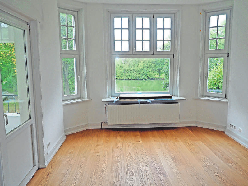 In einer Travemünder Wohnung hat die Firma „Die Holzwürmer" Eichenparkett verlegt. Foto: Helge Normann In einer Travemünder Wohnung hat die Firma „Die Holzwürmer" Eichenparkett verlegt. Foto: Helge Normann