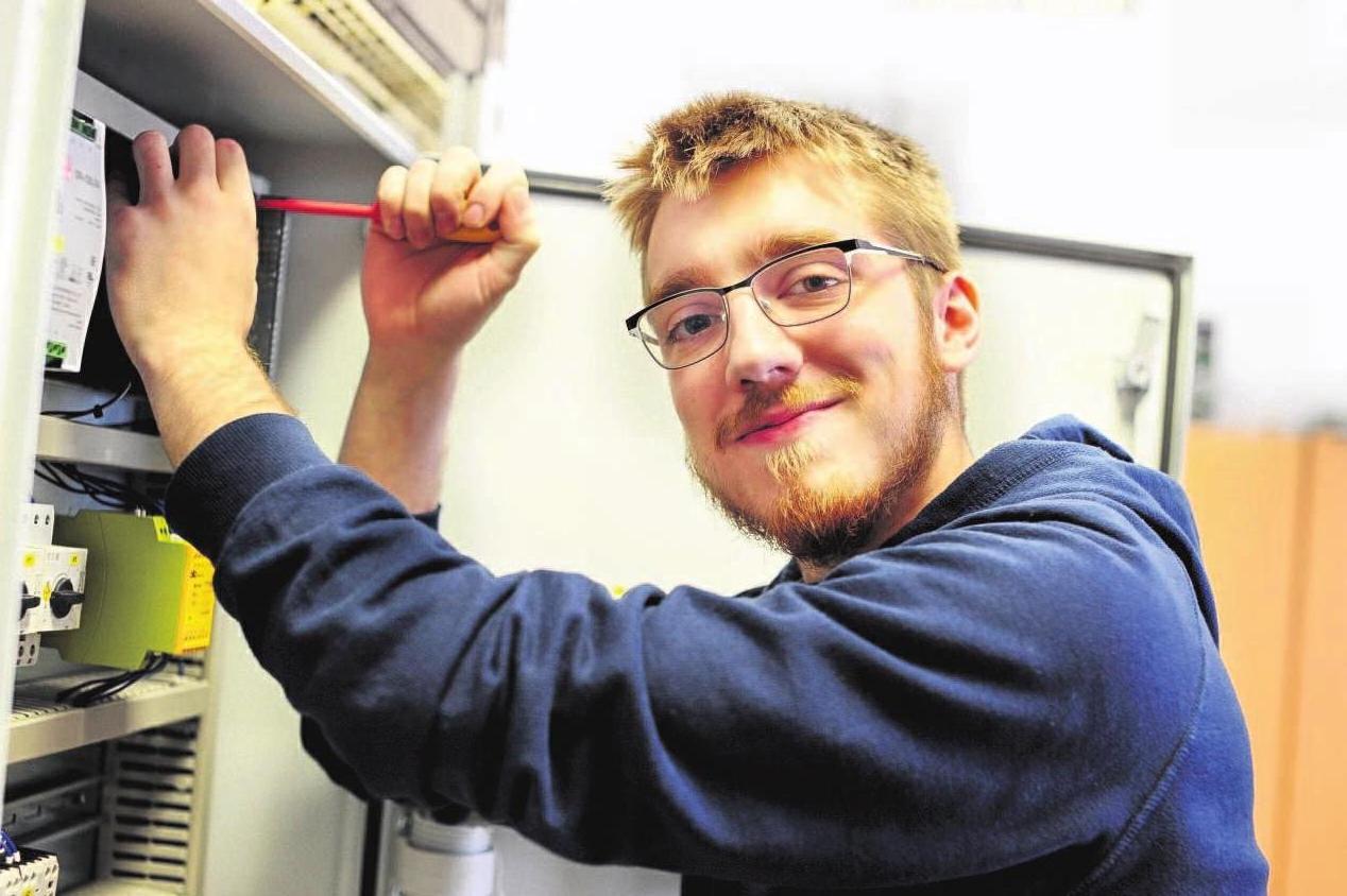 Josuar Priebe während seiner Ausbildung zum Elektroniker für Automatisierungstechnik bei RAPA in Selb. Foto: RAPA Josuar Priebe während seiner Ausbildung zum Elektroniker für Automatisierungstechnik bei RAPA in Selb. Foto: RAPA